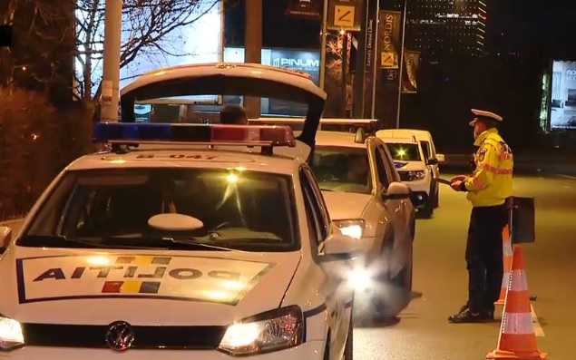 Amenzi și dosare penale după ninsori. Polițiștii au reținut 29 de permise și au dat amenzi de peste 60.000 de lei