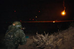 militar privește în întuneric în timpul unor exerciții militare în Transnistria