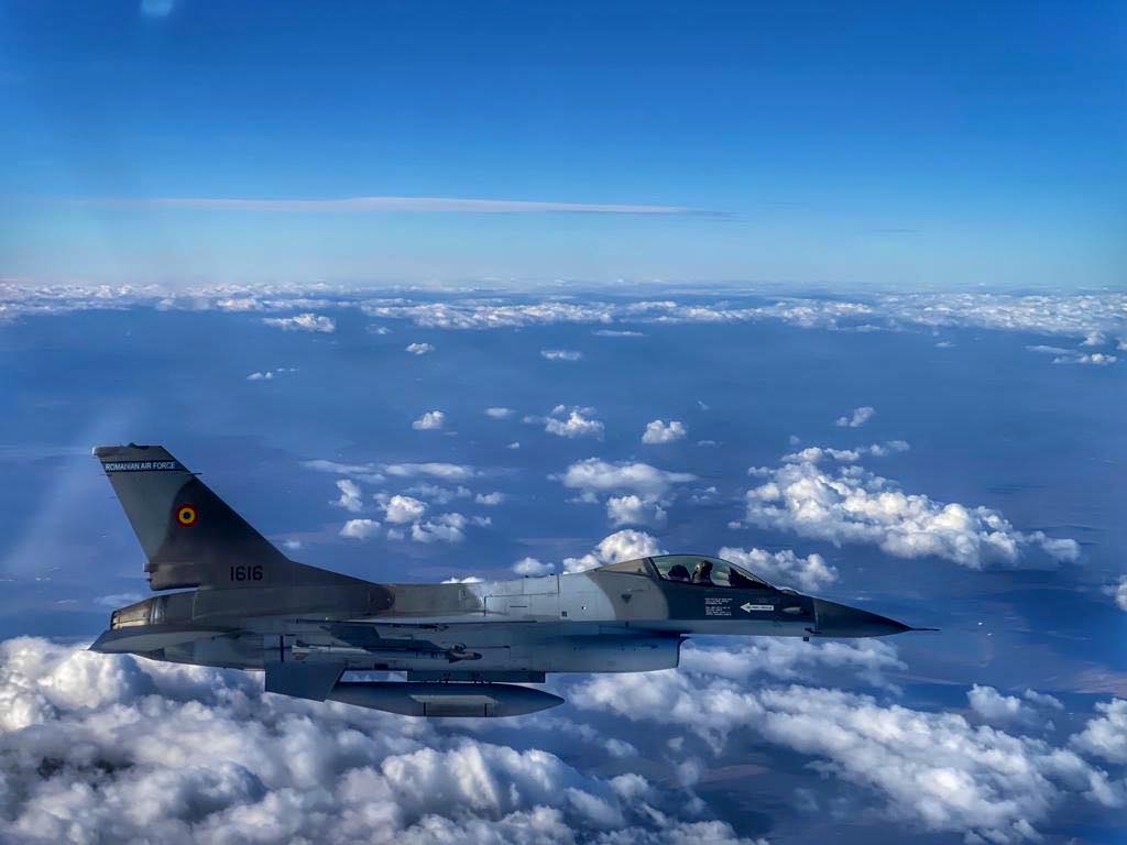 România a ridicat în aer avioanele F-16 şi Mig-21, după ce au fost detectate „activităţi aeriene deasupra Mării Negre”