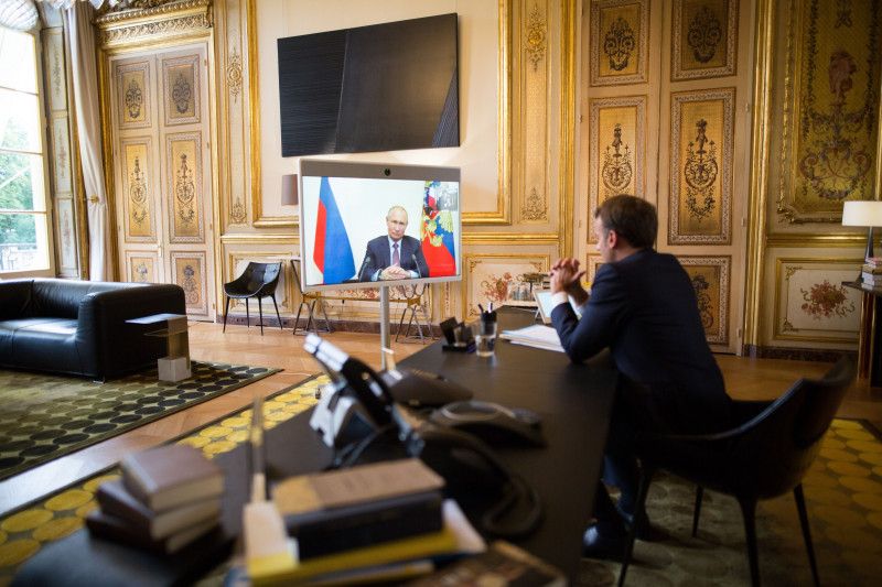 Emmanuel Macron talks to Vladimir Putin - Paris