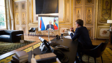 Emmanuel Macron talks to Vladimir Putin - Paris