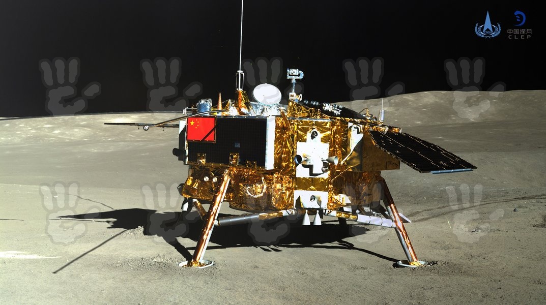 Chinezii au descoperit „globule de sticlă” pe partea întunecată a Lunii