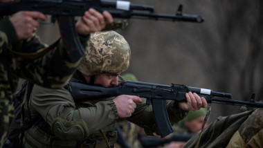 Soldați ucraineni cu puști
