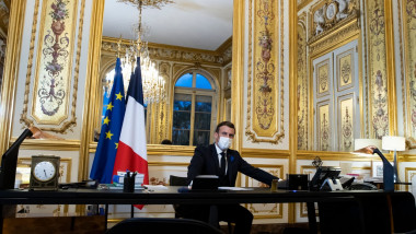 emmanuel macron in biroul de la elysee