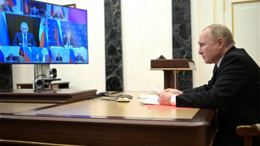 Vladimir Putin la masă în fața ecranului
