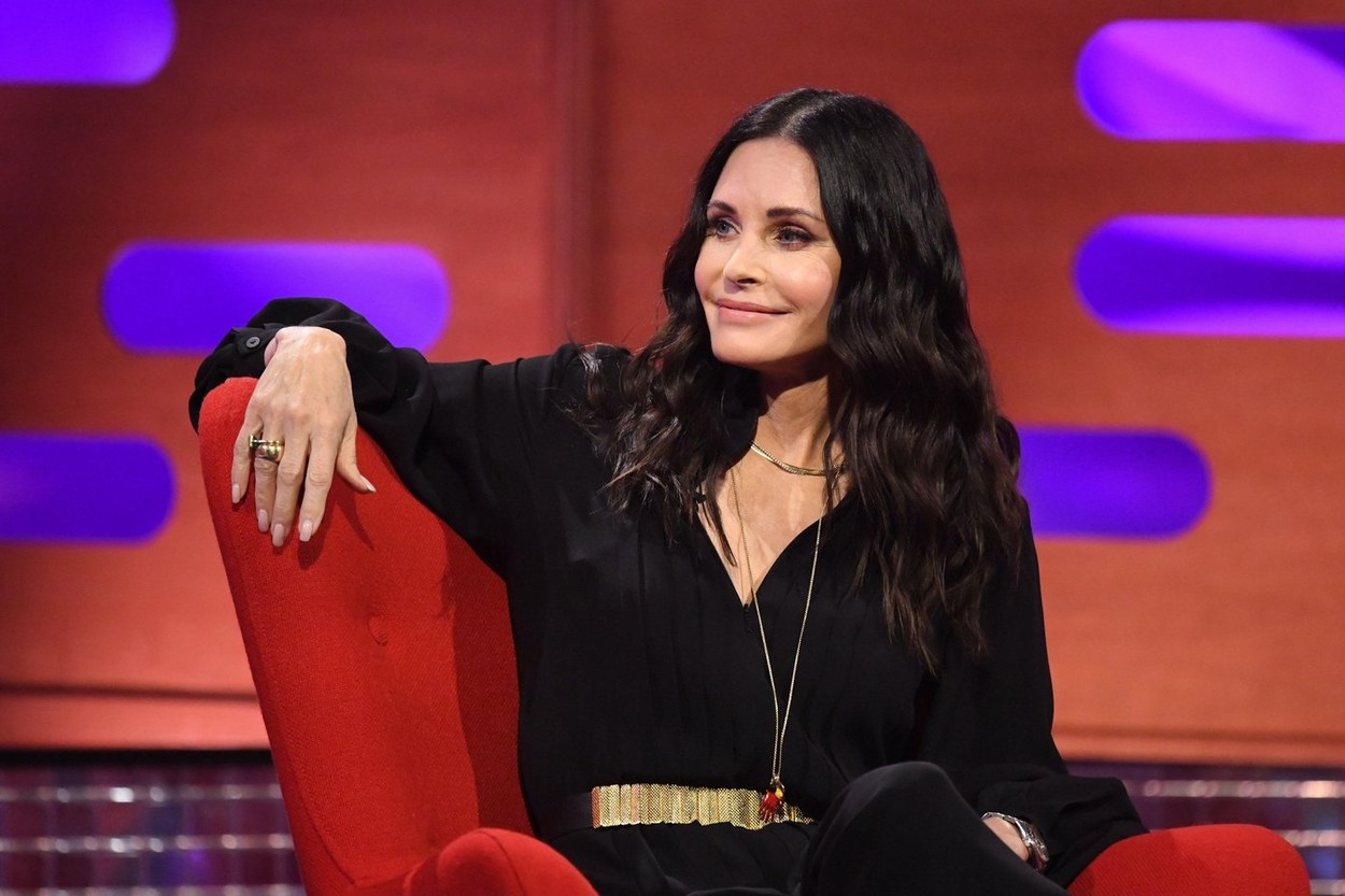 Courteney Cox, vedeta din „Friends”, spune că arată „foarte ciudat” din cauza procedurilor estetice