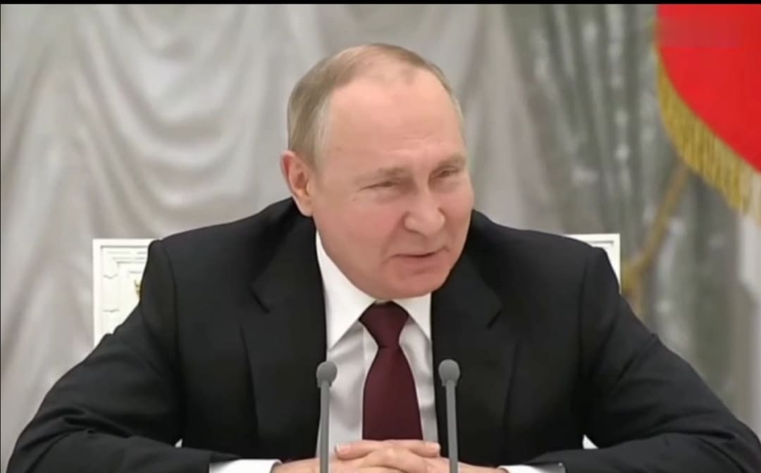 Scenă demnă de Ilf și Petrov la Kremlin. Șeful spionajului pare că a uitat răspunsurile la întrebările lui Putin. „Spuneți direct!”