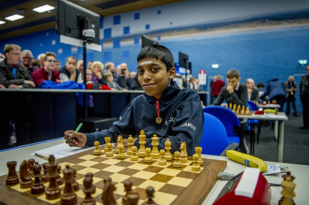 Un indian de 16 ani l-a învins pe campionul mondial la șah Magnus Carlsen