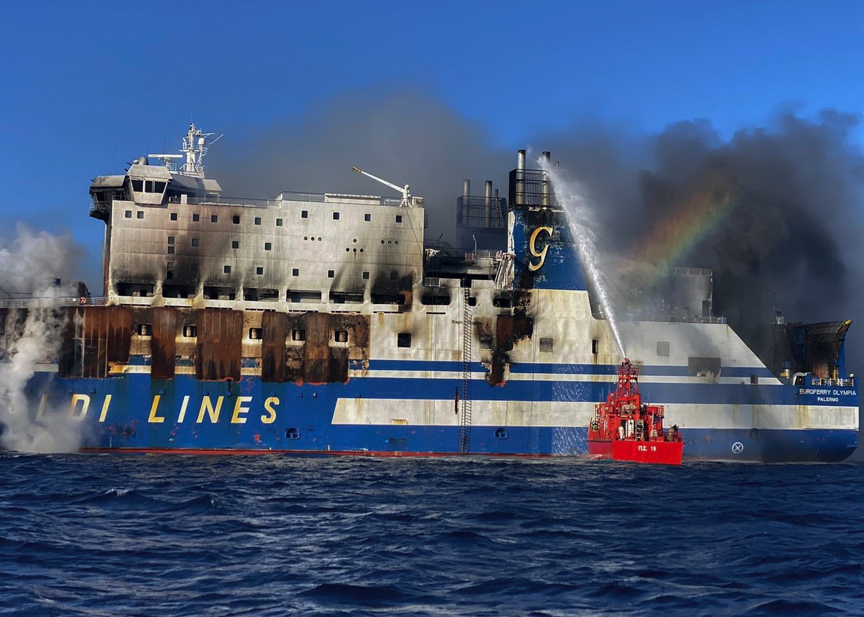 Feribotul cuprins de flăcări în Grecia va fi tractat într-un port, iar salvatorii vor căuta dispăruții după controlarea incendiului