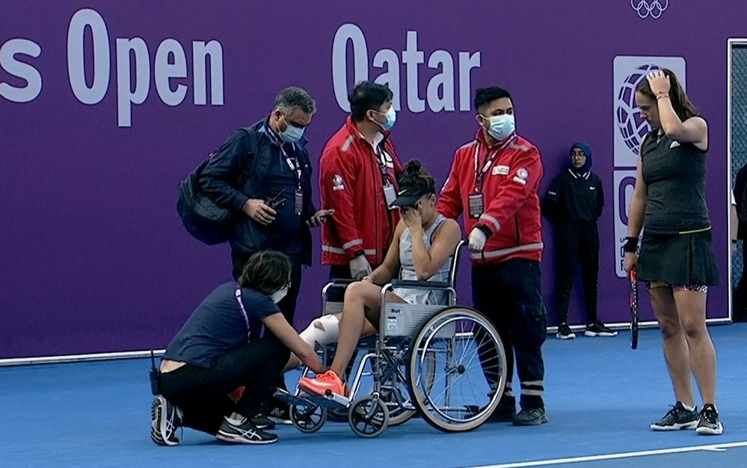 Jaqueline Cristian, abandon la Doha, după ce avea un set avans. Românca a părăsit terenul în scaunul cu rotile