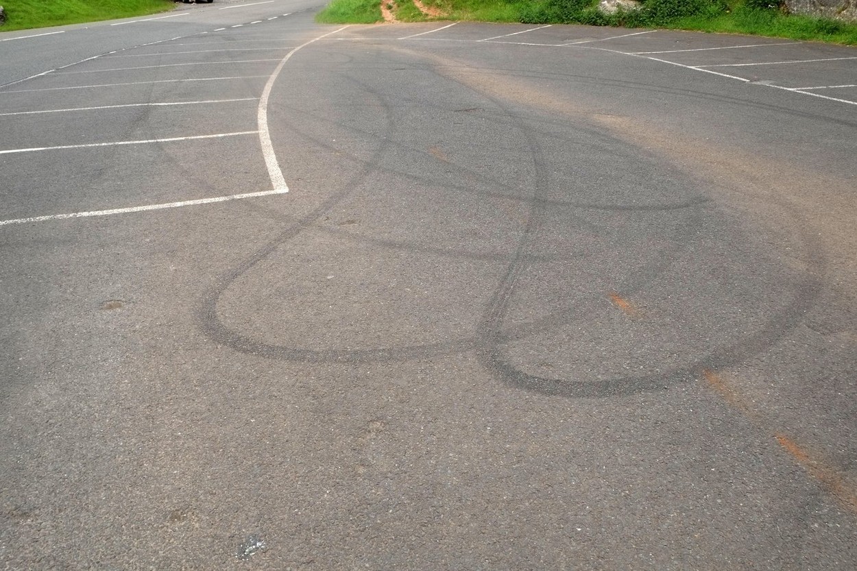 Sancțiuni mai aspre pentru șoferii teribiliști. Cei care fac drifturi pe stradă sau în parcări rămân fără permis pentru 30 de zile