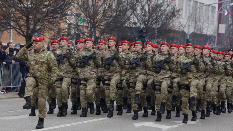 Soldați în uniforme participă la o paradă militară