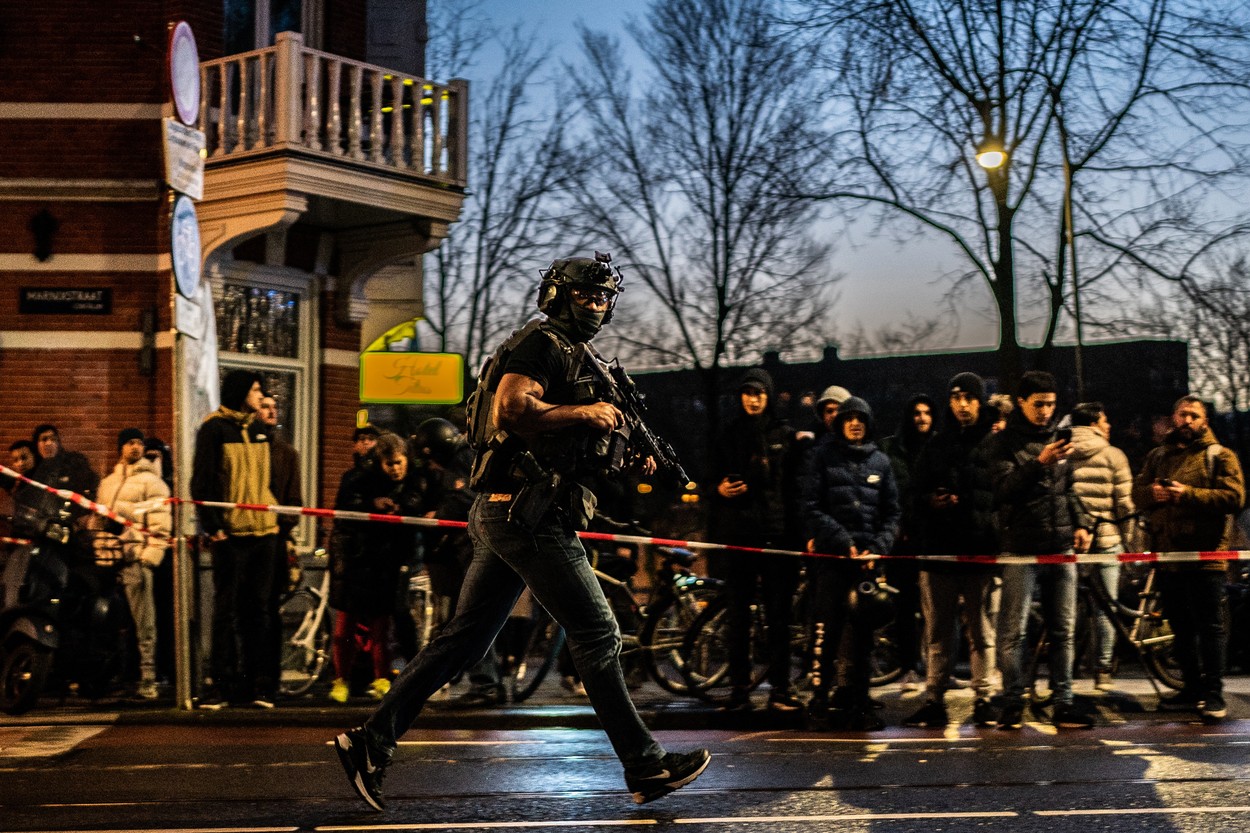 Mai multe persoane au fost luate ostatice într-un magazin Apple din Amsterdam
