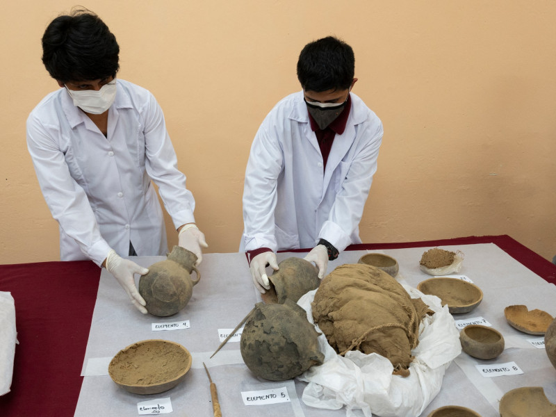 Artefecate și rămășițe umane excavate de arheologi în Peru