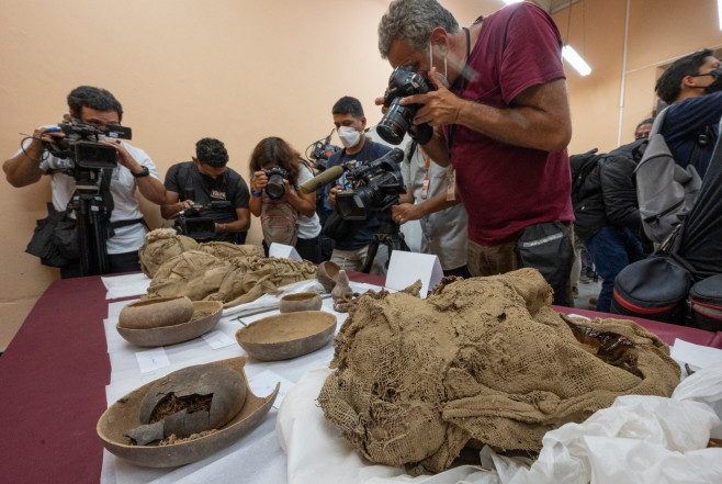 Artefecate și rămășițe umane excavate de arheologi în Peru