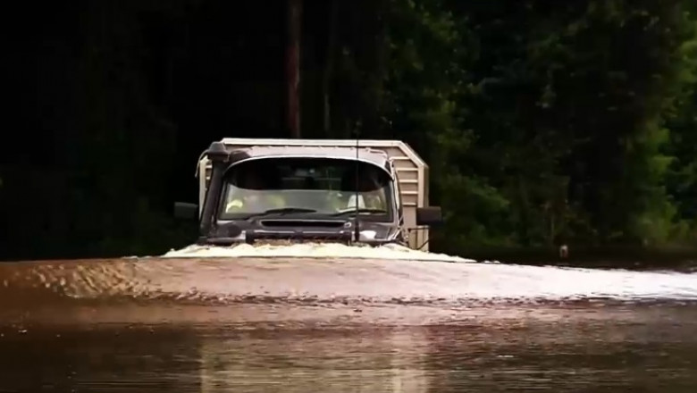 camion in mijlocul inundatiilor in australia