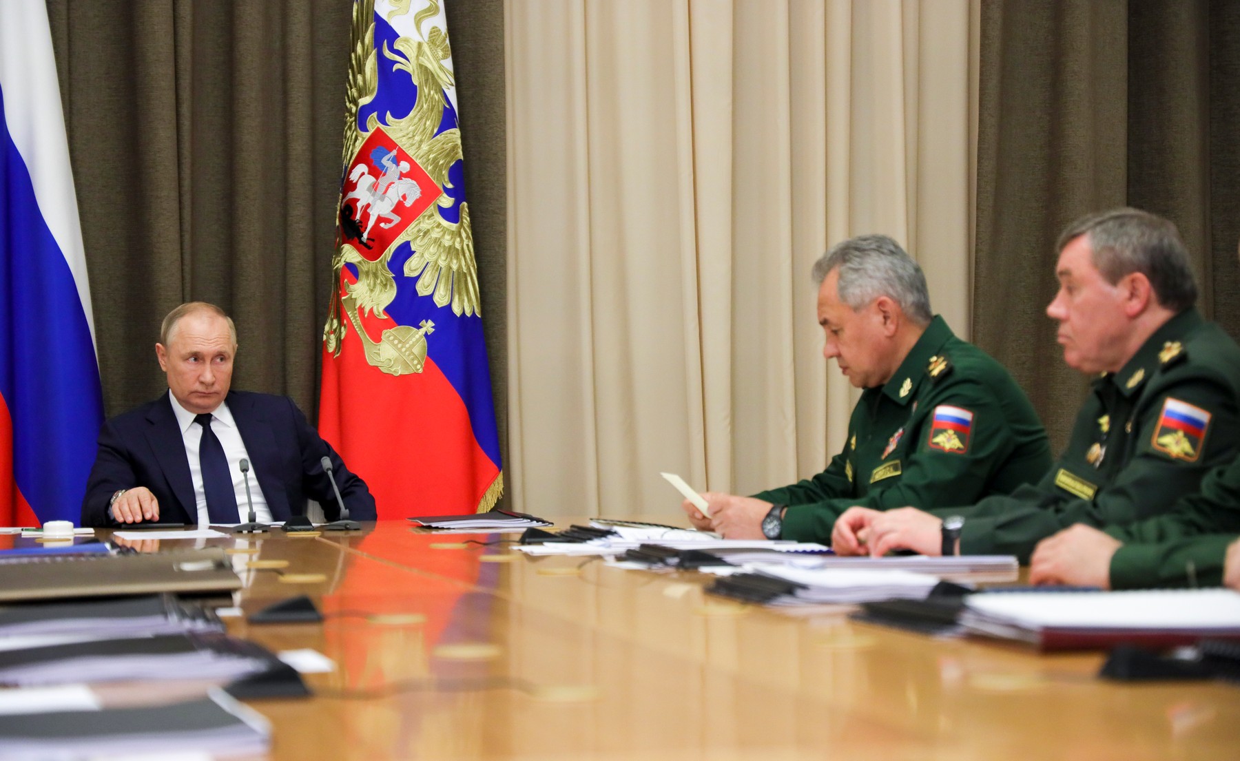 UE a anunțat sancțiunile pentru Rusia. Se află pe listă și șeful armatei, „bucătarul lui Putin", vedete tv și mai multe bănci