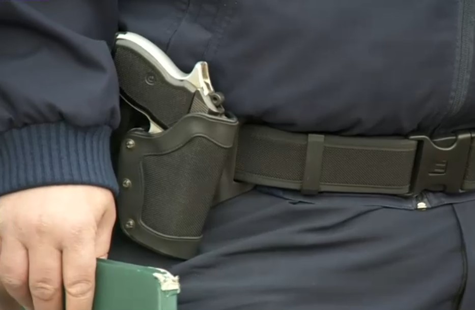 Un fost polițist din Vaslui a fost reținut după ce ar fi jefuit o bancă, mai multe farmacii și săli de jocuri de noroc