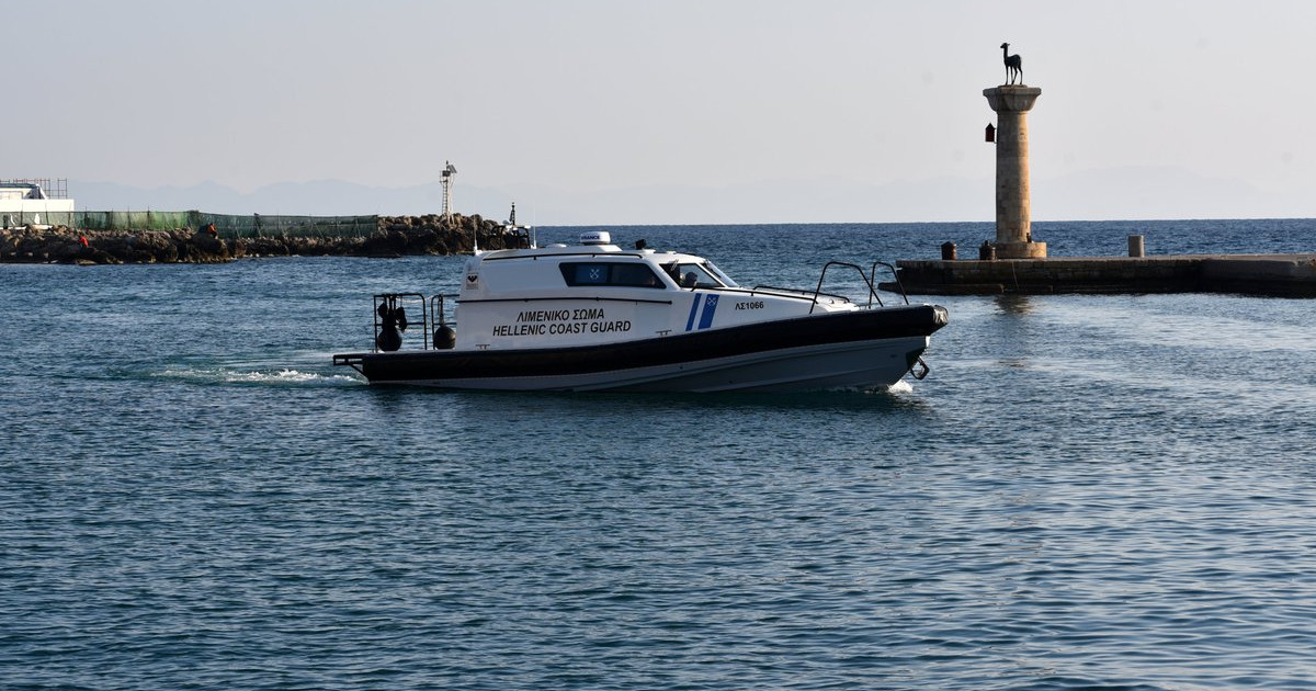 Η Ελληνική Ακτοφυλακή εξαπέλυσε προειδοποιητικές βολές σε σκάφος που «εκτελούσε ύποπτους ελιγμούς».  Η Τουρκία κατηγορεί την Ελλάδα για «παρενόχληση»