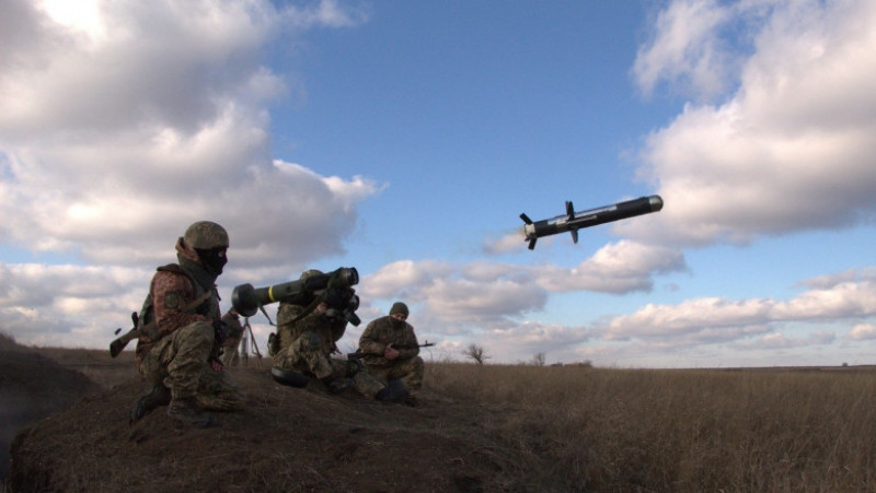 Militari ucraineni lansează o rachetă antitanc Javelin.