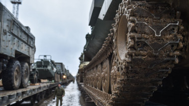 Trenuri rusești încărcate cu tancuri și vehicule blindate.