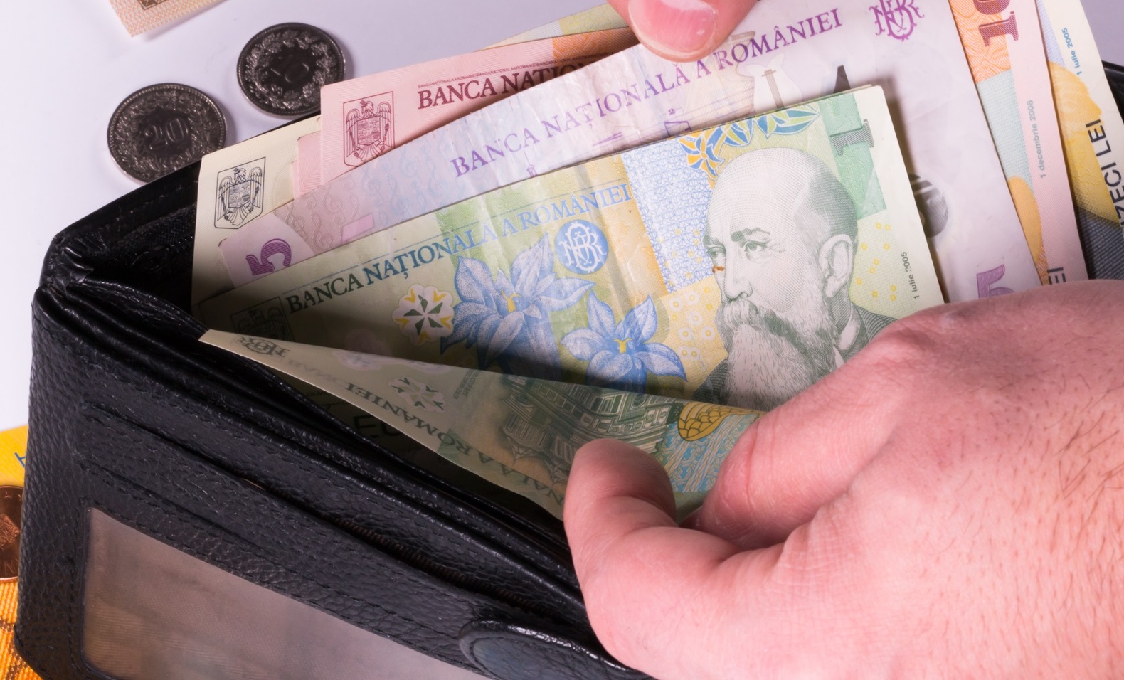 Paradoxul creșterii salariului minim: Pentru un leu în plus, oamenii pot pierde de fapt 100 de lei