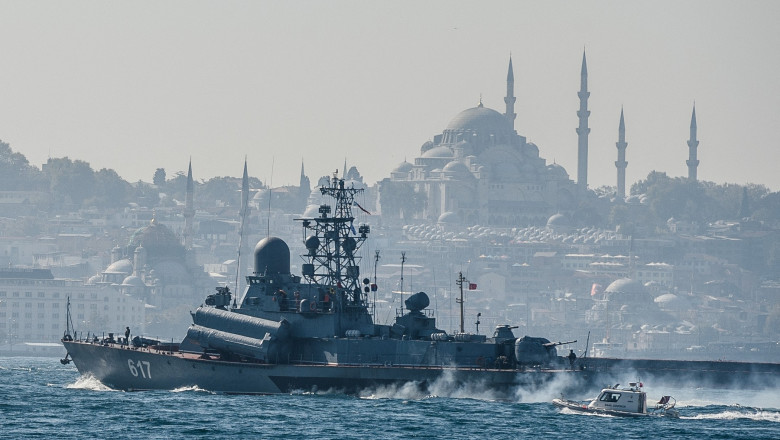 Navă militară rusească navighează strâmtoarea Bosfor în apropiere de Istanbul