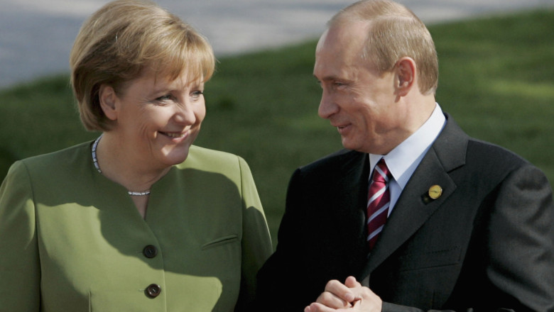 Merkel râde cu Putin la o întâlnire oficială.