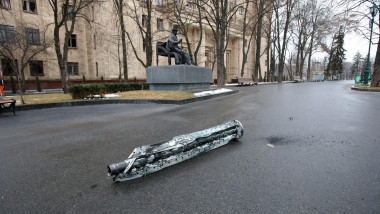 racheta cazuta pe strada la harkov
