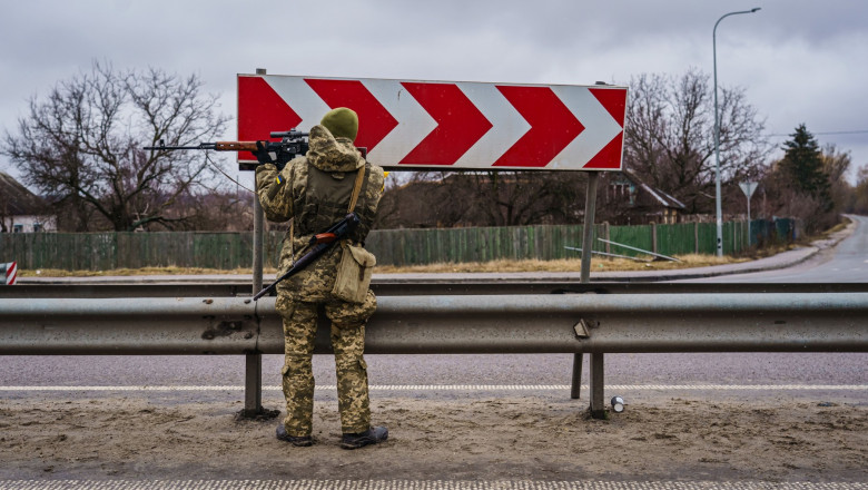 soldat uvcrainean cu pusca luneta la ochi