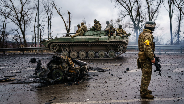 soldati ucraineni in tanc pe strada