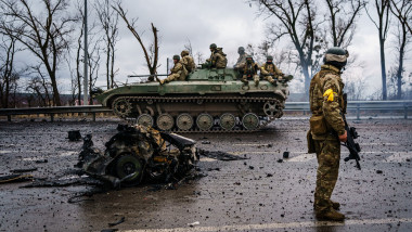 soldati ucraineni in tanc pe strada