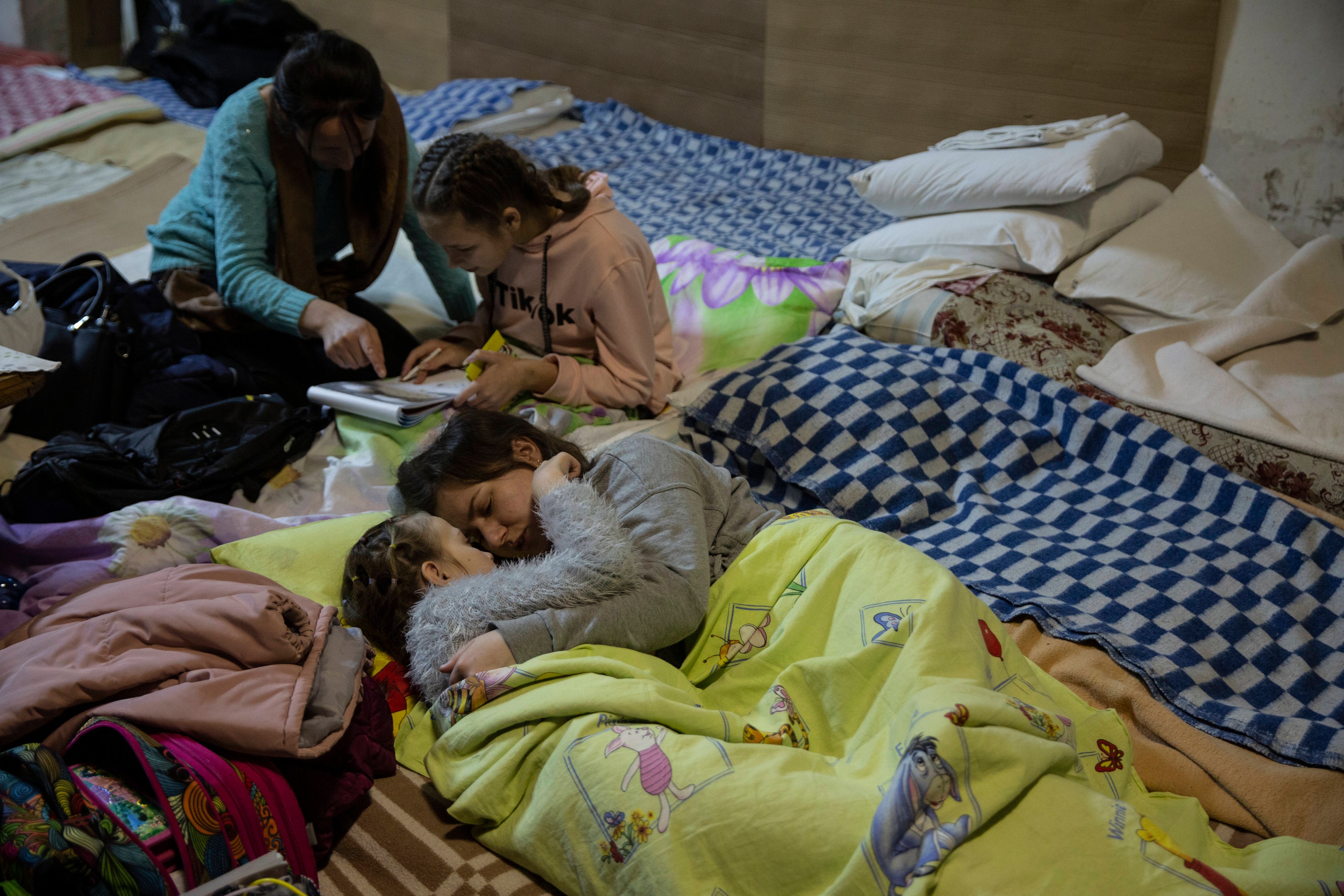 Copiii internați în cel mai mare spital de pediatrie din Kiev au fost mutați la subsol pentru a fi feriți de bombardamente