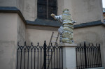 Statui acoperite cu folii de protecție