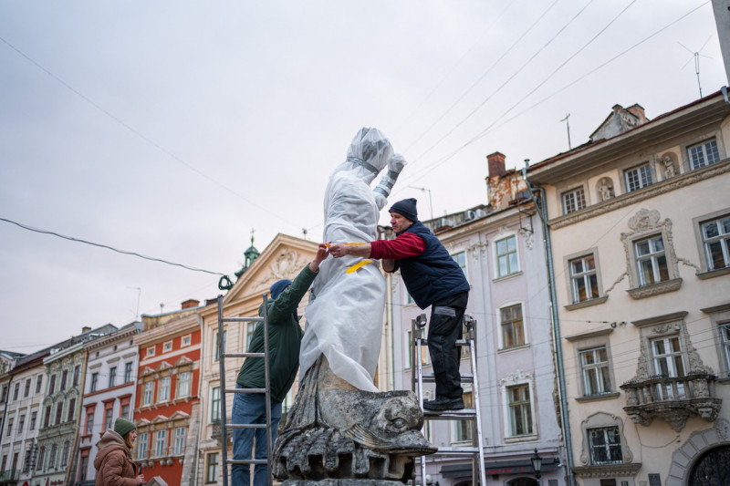 Statui acoperite cu folii de protecție