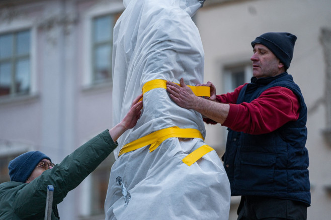 Statui acoperite cu folii de protecție