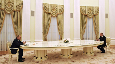 vladimir putin si cancelarul scholz la kremlin stau asezati departe unul de celalalt la o masa