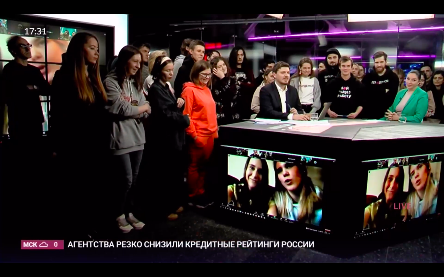 Jurnaliștii de la ultimul post TV independent din Rusia, în lacrimi, spunând „Nu războiului” înainte ca Putin să-i închidă
