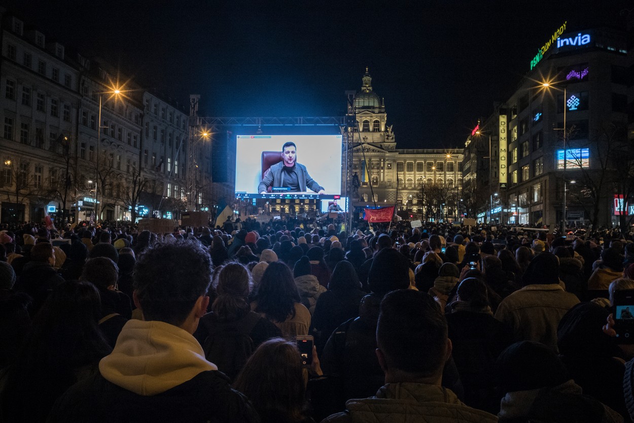 Manifestație uriașă de susținere a poporului ucrainean, la Praga. Președintele Zelenski a fost aclamat de zeci de mii de oameni