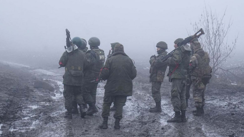 soldati separatisti din donbas cu armele pe umar