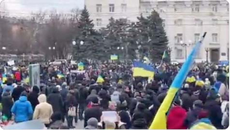 proestet de strada in ucraina impotriva rusiei, oameni cu steaguri