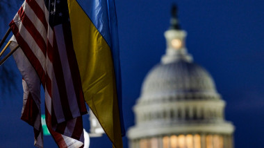 steagurile sua si ucraina in prim-plan avand in fundal cladirea congresului sua