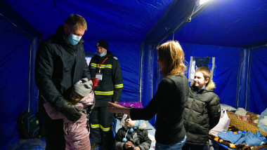 iohannis imbratiseaza un copil ucrainean refugiat