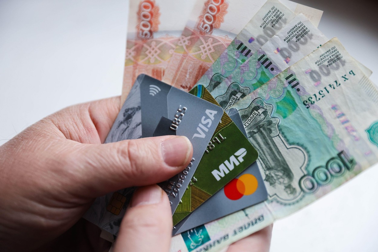 Rușii nu-și vor mai putea folosi cardurile bancare. Visa și Mastercard își suspendă operațiunile din Rusia