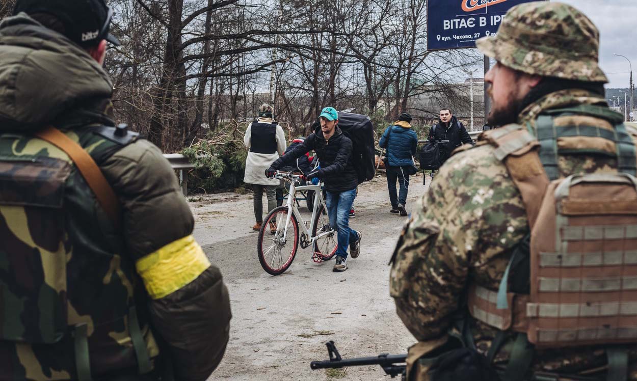 Opt civili, dintre care doi copii, au murit în bombardamentele rușilor, în apropierea Kievului, în timp ce încercau să fugă