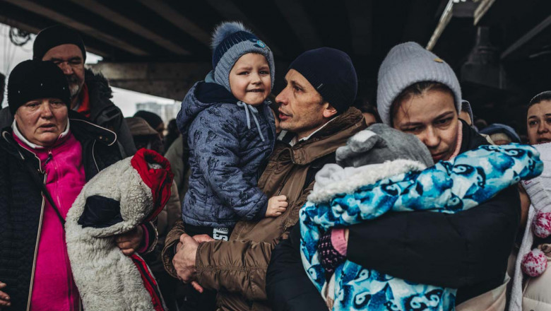 civili ucraineni cu copii in brate fug din irpin, langa kiev