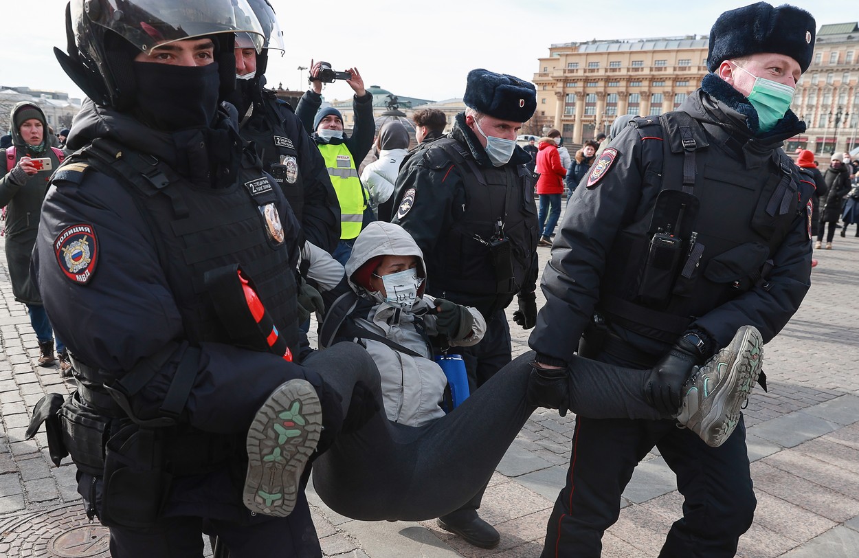 Rușii au ieșit să protesteze față de invazia din Ucraina chiar sub ochii lui Putin. Paza la Kremlin a fost consolidată, mii de arestări