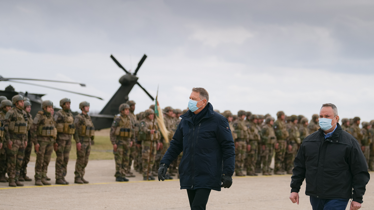 Iohannis şi Ciucă au vizitat trupele din Forța de Răspuns NATO venite în România: Sunteți scutul de apărare a valorilor care ne unesc