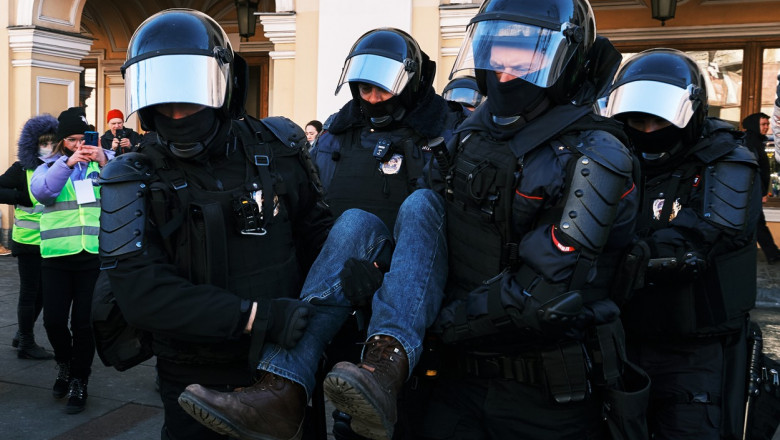 protestatar luat pe sus de politia rusa