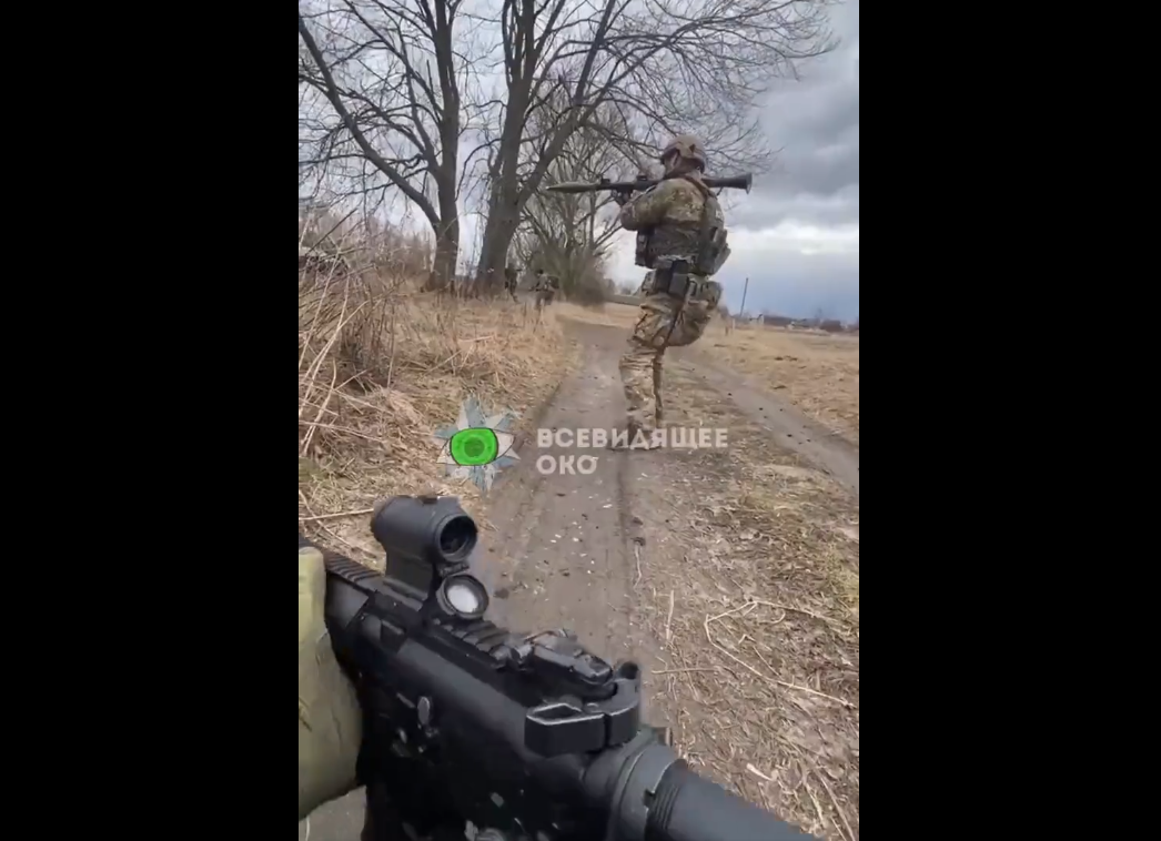 Noi imagini cu militari ucraineni care distrug blindate rusești într-o ambuscadă